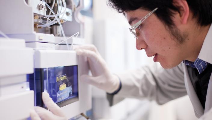 Postdoc Dingyin Tao in the lab with Rhoel Dinglasan